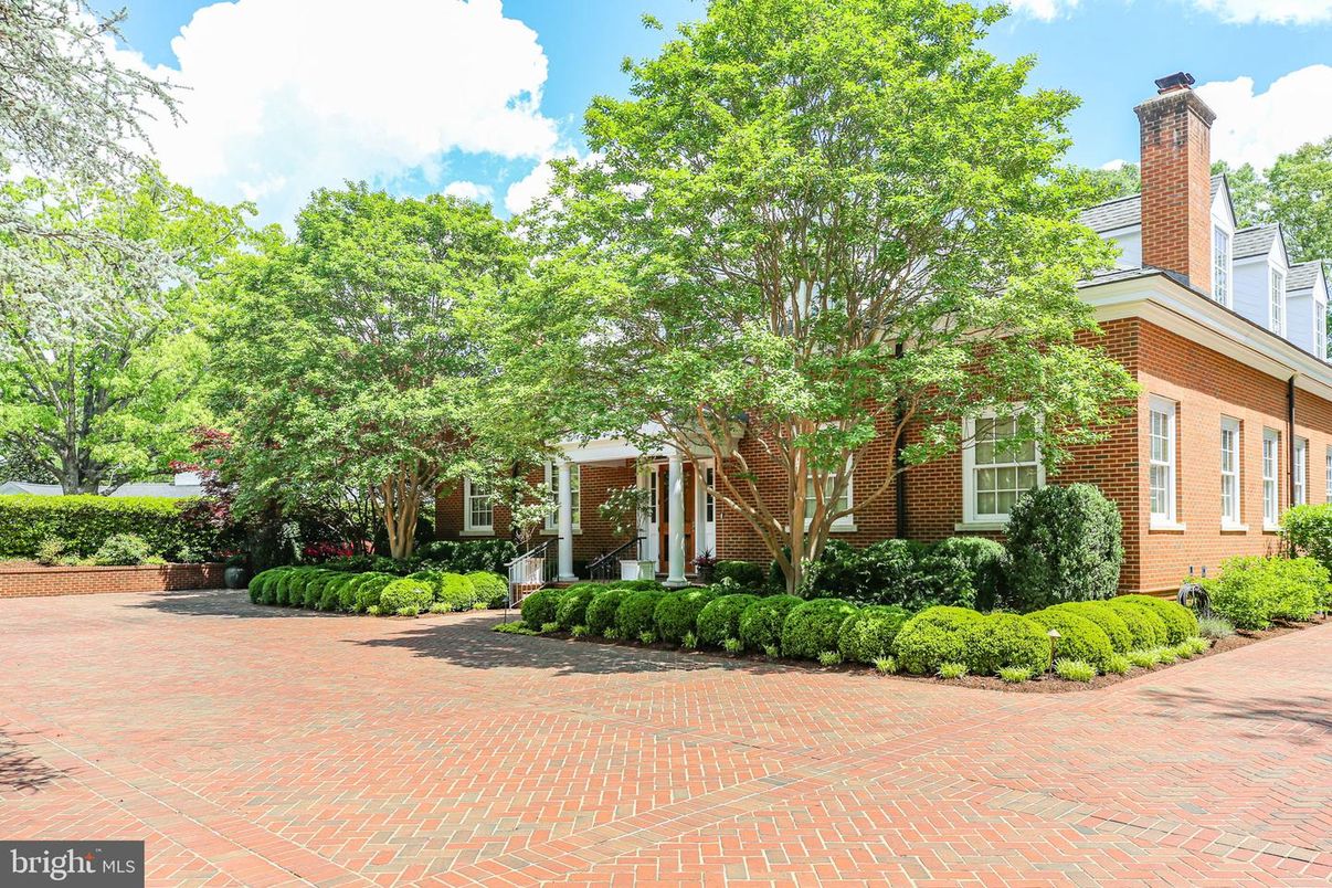 Exterior, Facade, Brick Facade, Georgian