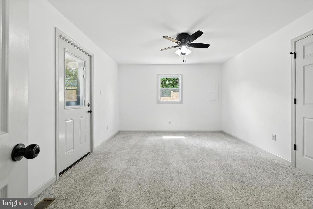 Empty room, Interior