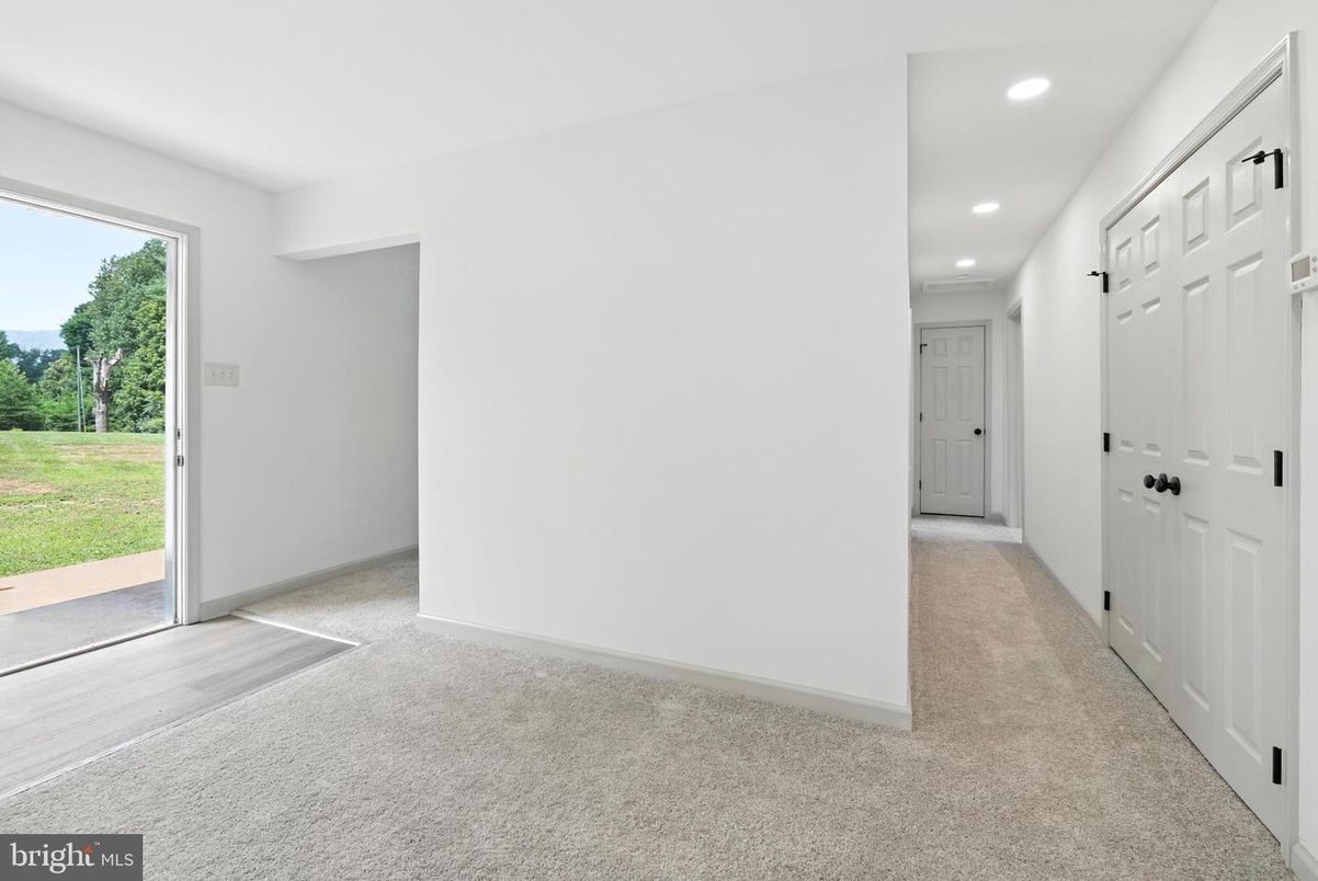 Empty room, Interior, Recessed Lighting
