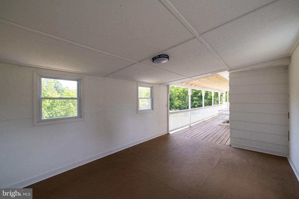 Empty room, Interior