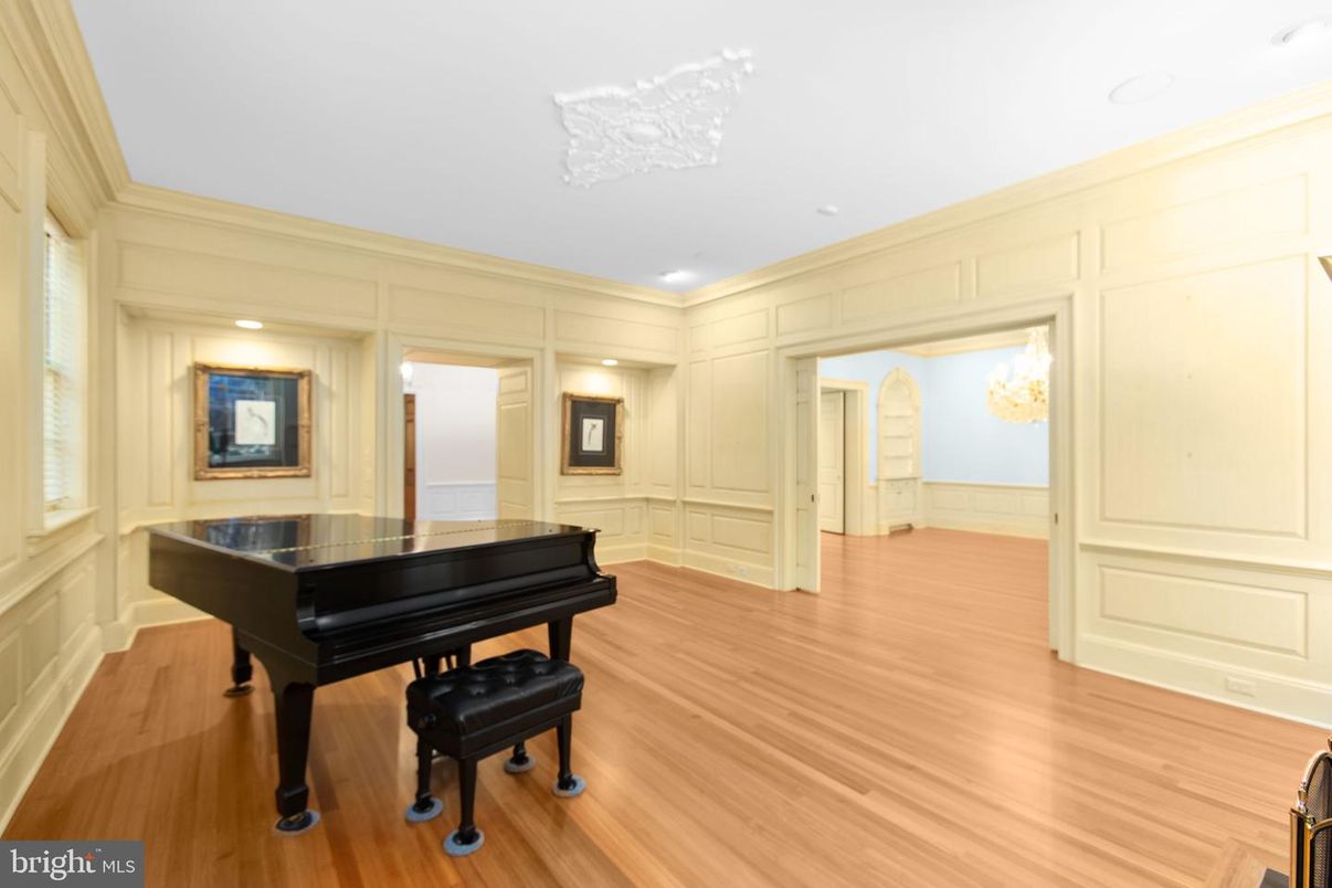 Interior, Piano, Recessed Lighting, Wood Texture Flooring