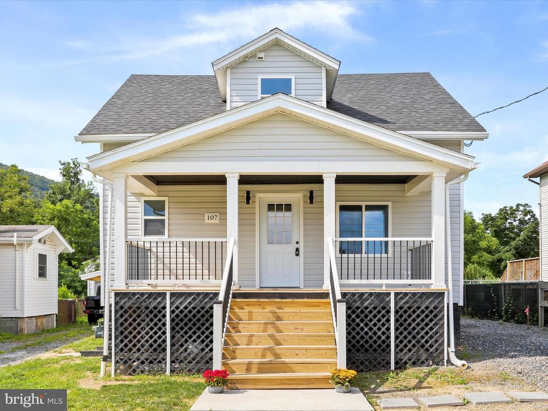 Exterior, Facade, Queen Anne Victorian