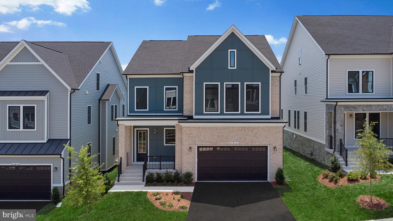 Attached, Exterior, Facade, Rowhouse