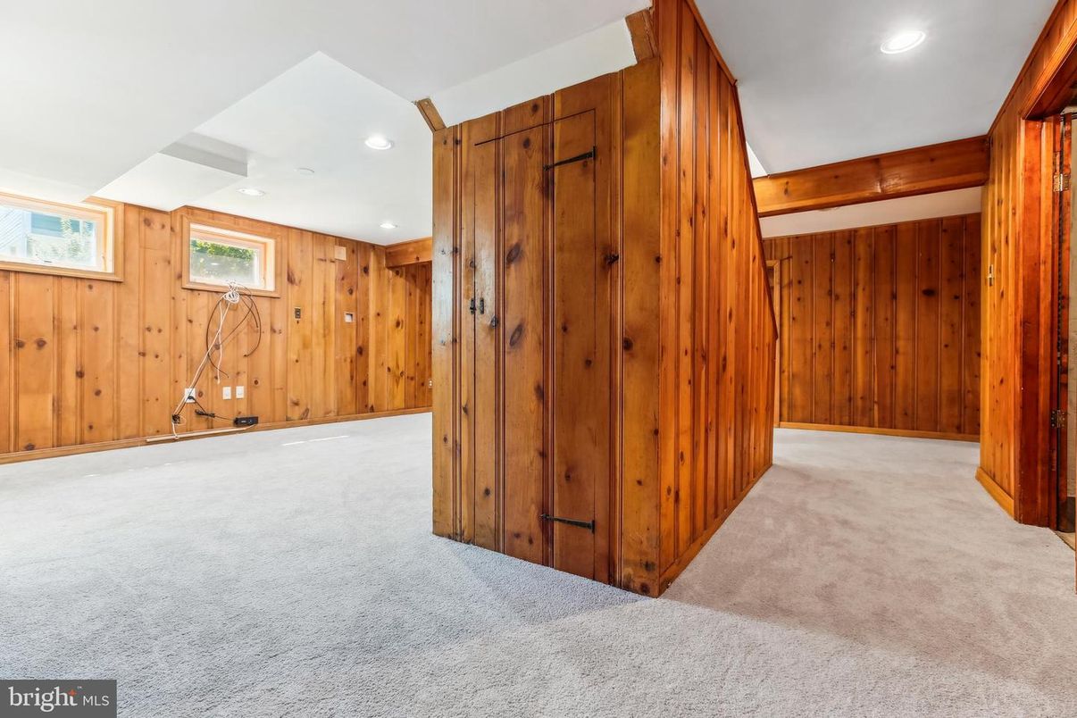 Empty room, Interior, Recessed Lighting, Wooden Walls