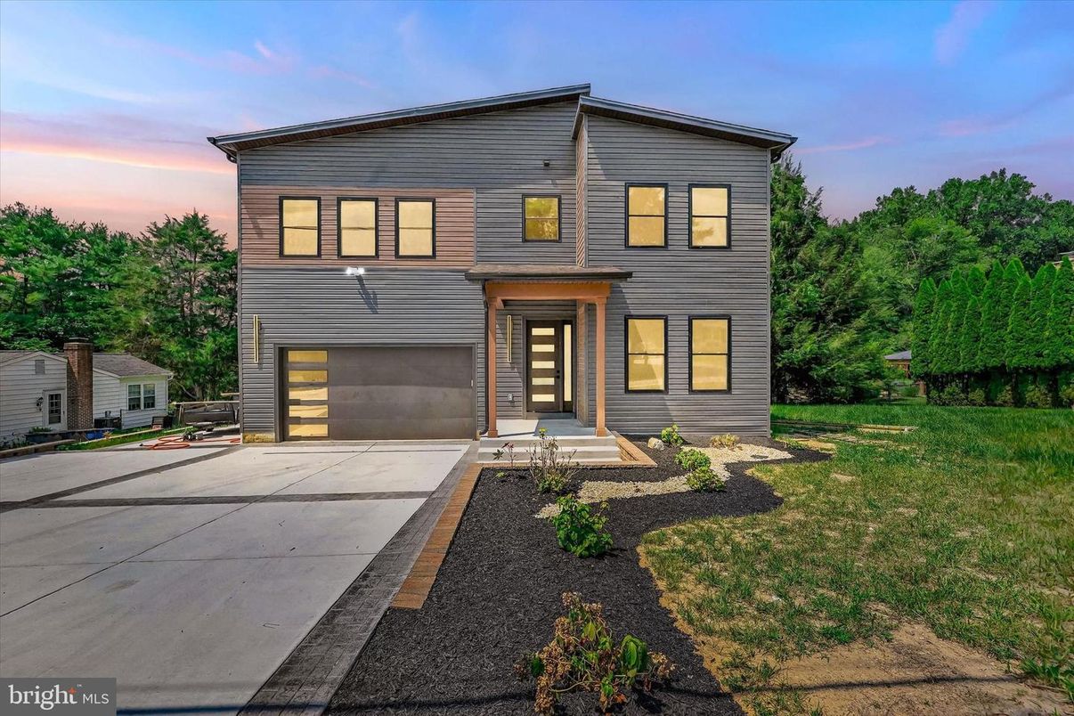 Attached, Exterior, Facade, Modern