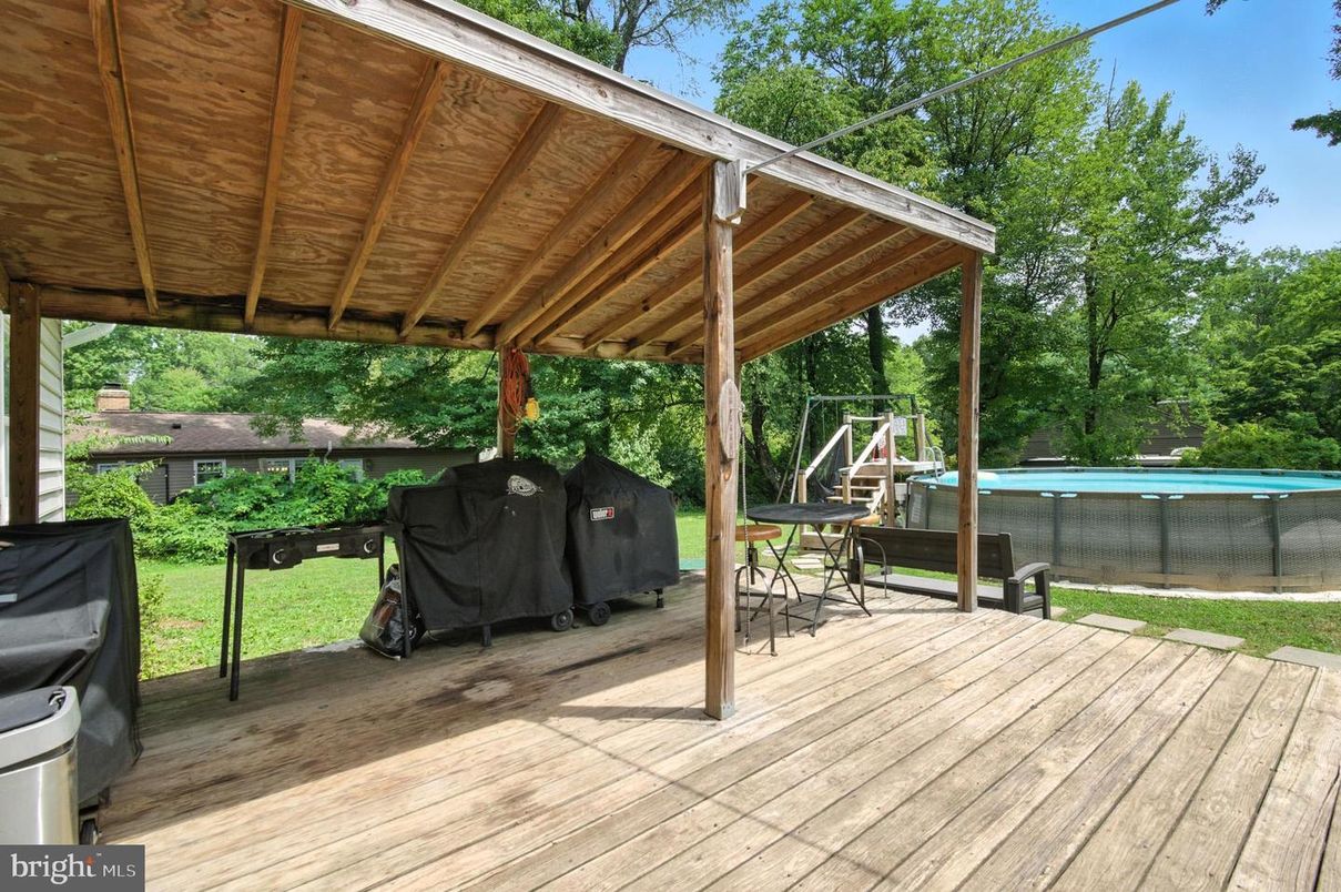 Exterior, Playground, Pool