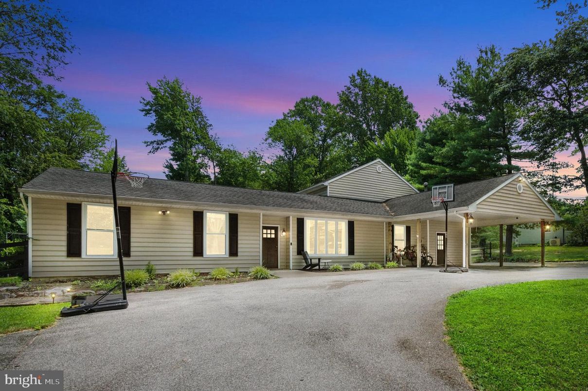 Backyard, Exterior, Facade, Ranch