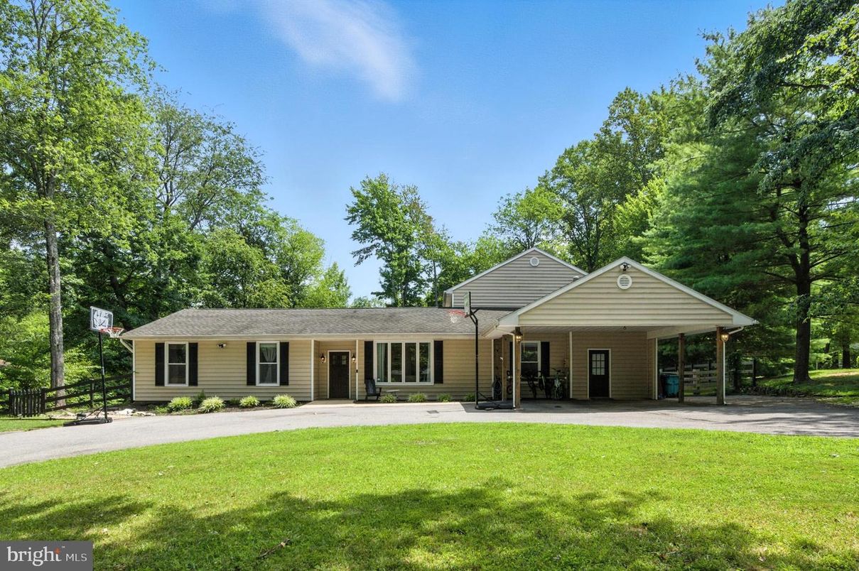 Backyard, Exterior, Facade, Ranch