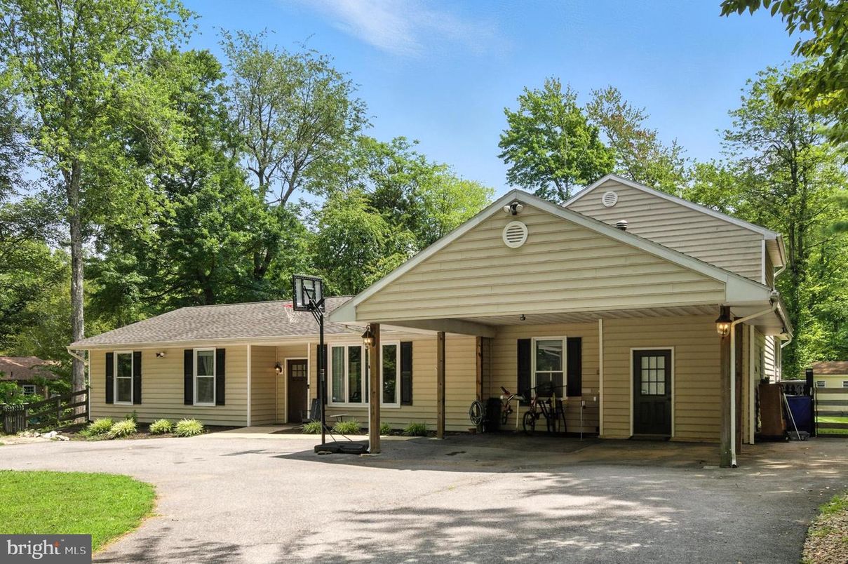 Exterior, Facade, Ranch