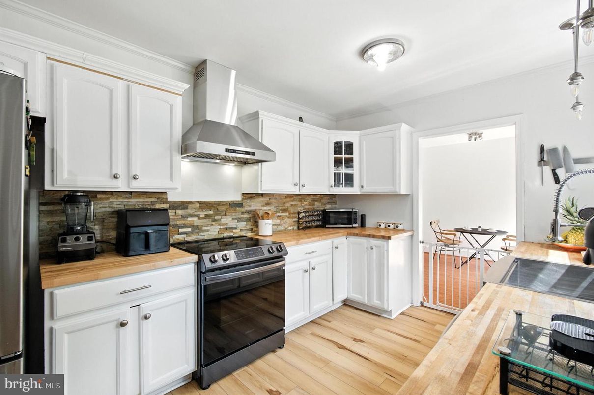 Dining room, Interior, Kitchen, Pendant Lights, Stainless Steel Appliances, Wood Texture Flooring
