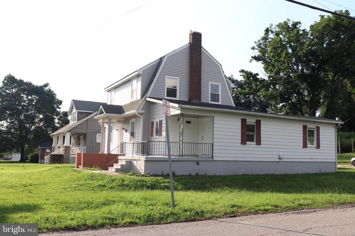 Backyard, Exterior, Facade, Queen Anne Victorian
