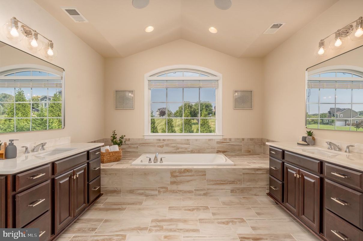 Bathroom, Dual Sink Vanities, Interior, Recessed Lighting