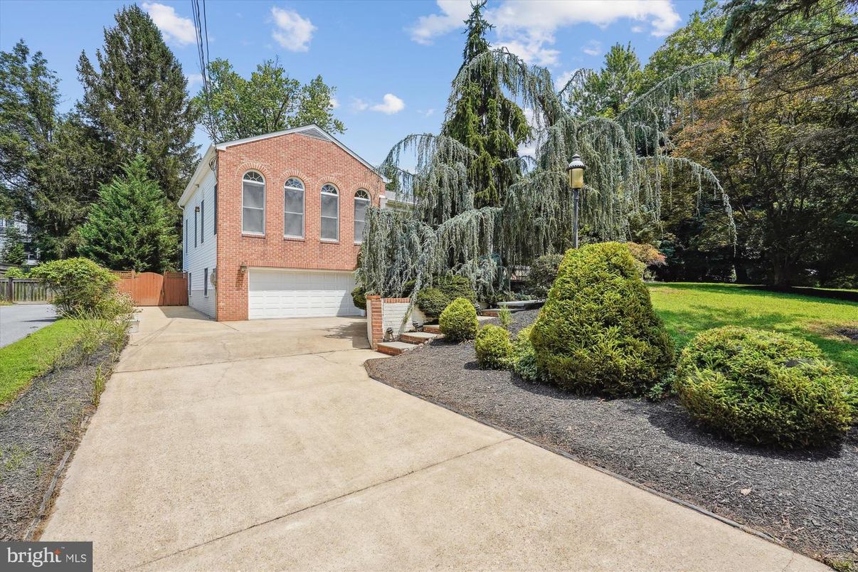 Attached, Exterior, Facade, Brick Facade, None