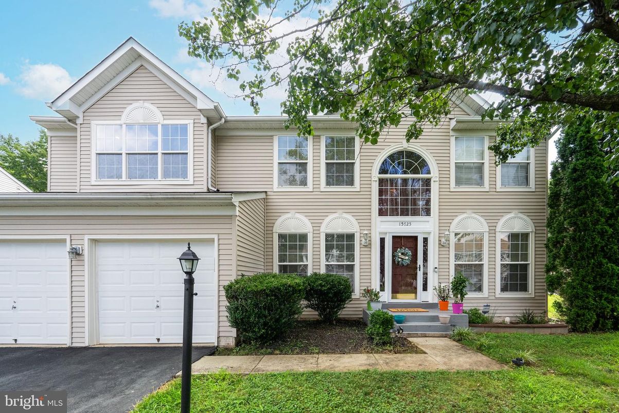 Attached, Exterior, Facade, Farmhouse