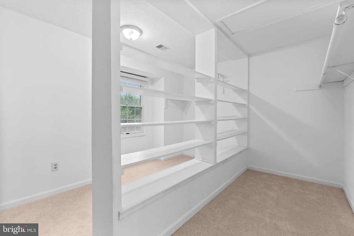 Empty room, Interior, Walk-in Closets
