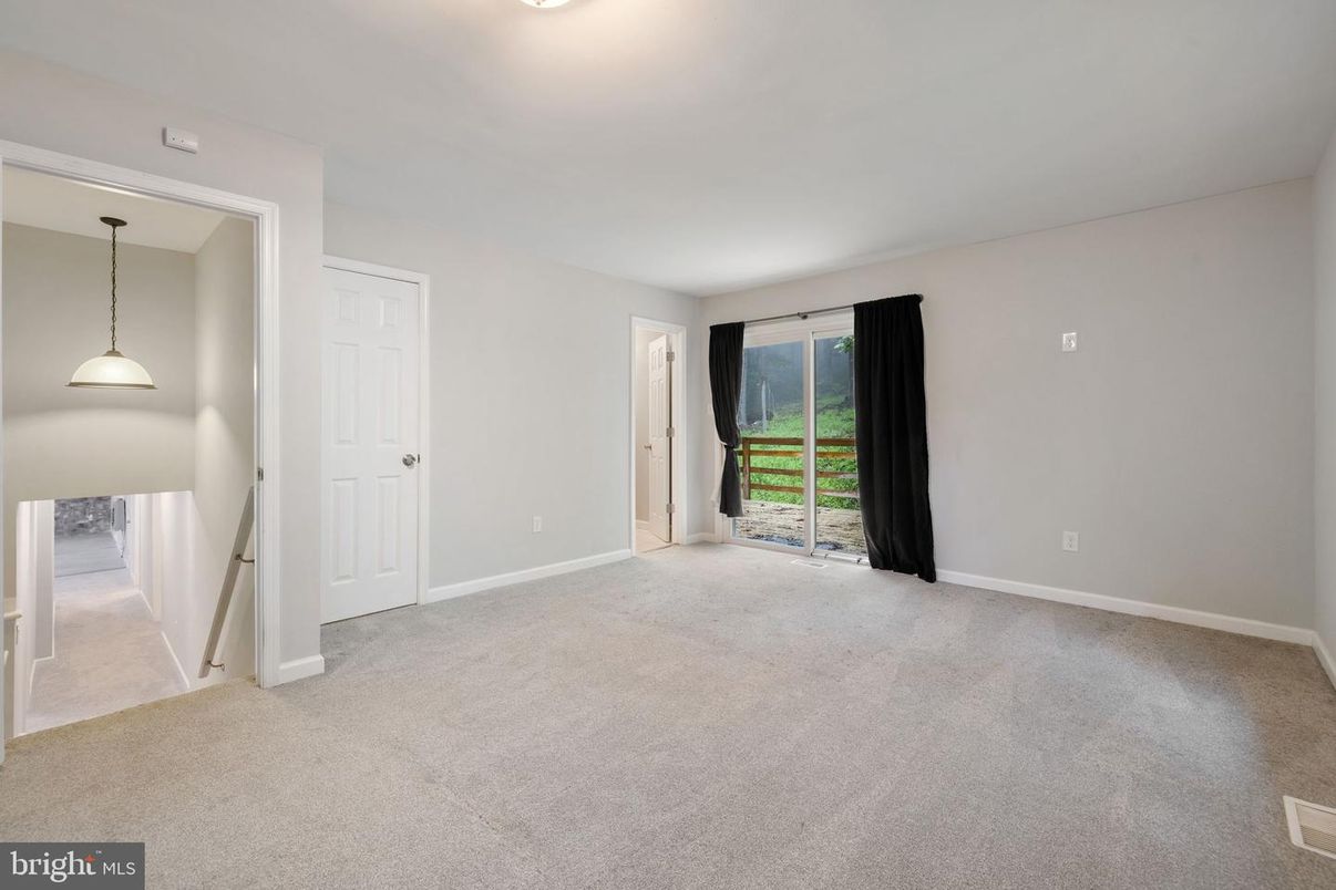 Empty room, Interior, Pendant Lights
