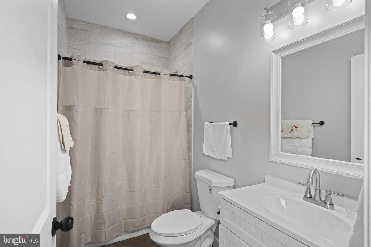 Bathroom, Interior, Recessed Lighting