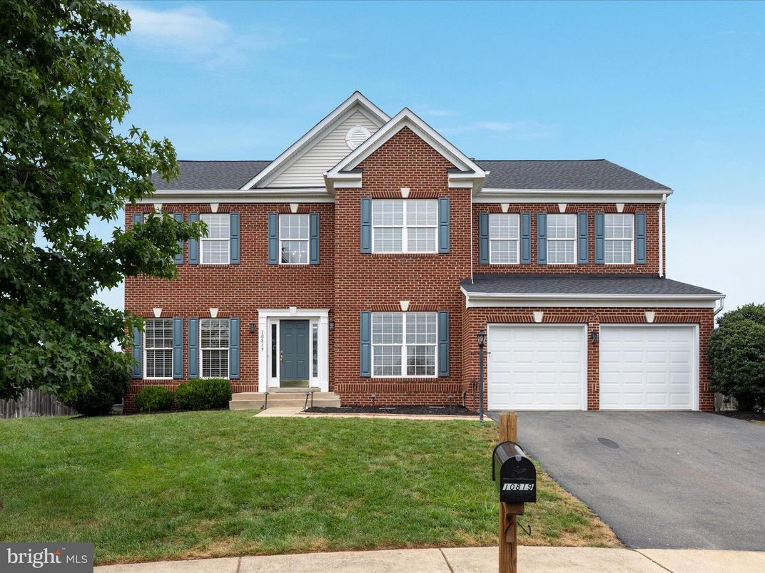 Attached, Exterior, Facade, Brick Facade, Georgian