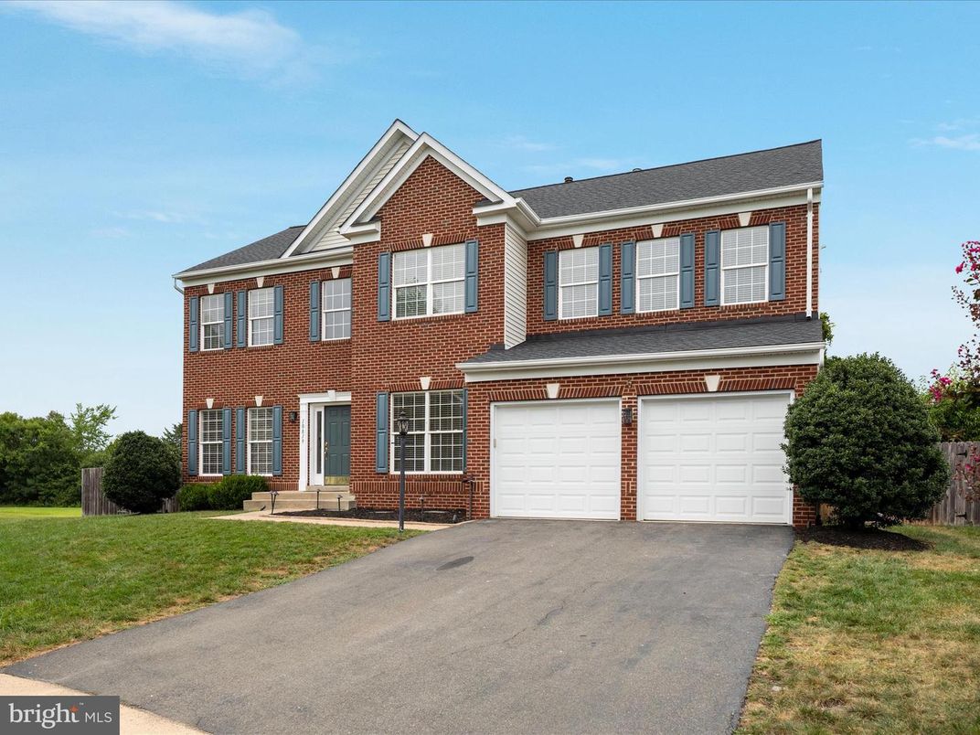 Attached, Exterior, Facade, Brick Facade, Georgian