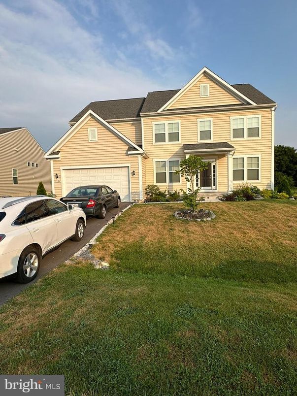 Attached, Exterior, Facade, Farmhouse
