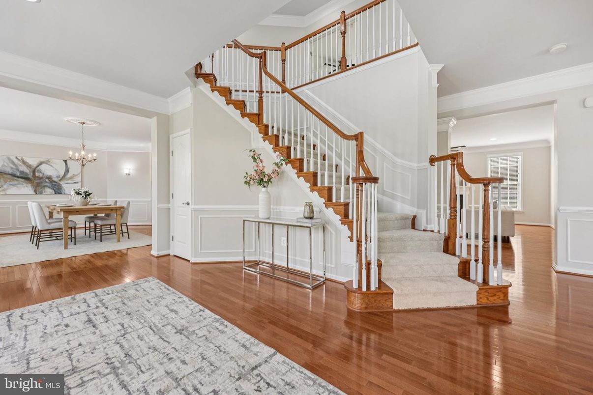 Chandelier, Dining room, Interior, Recessed Lighting, Wood Texture Flooring