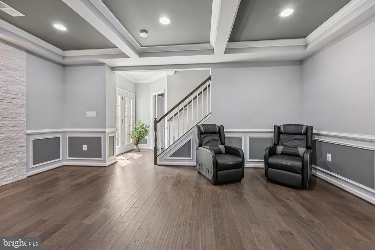 Interior, Recessed Lighting, Wood Texture Flooring