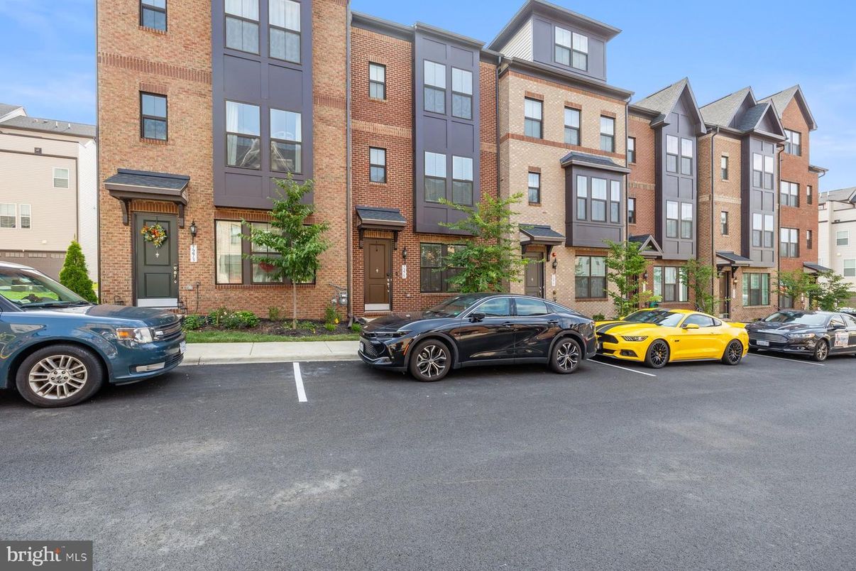 Exterior, Facade, Brick Facade, Rowhouse