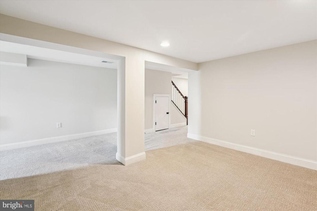 Empty room, Interior, Recessed Lighting