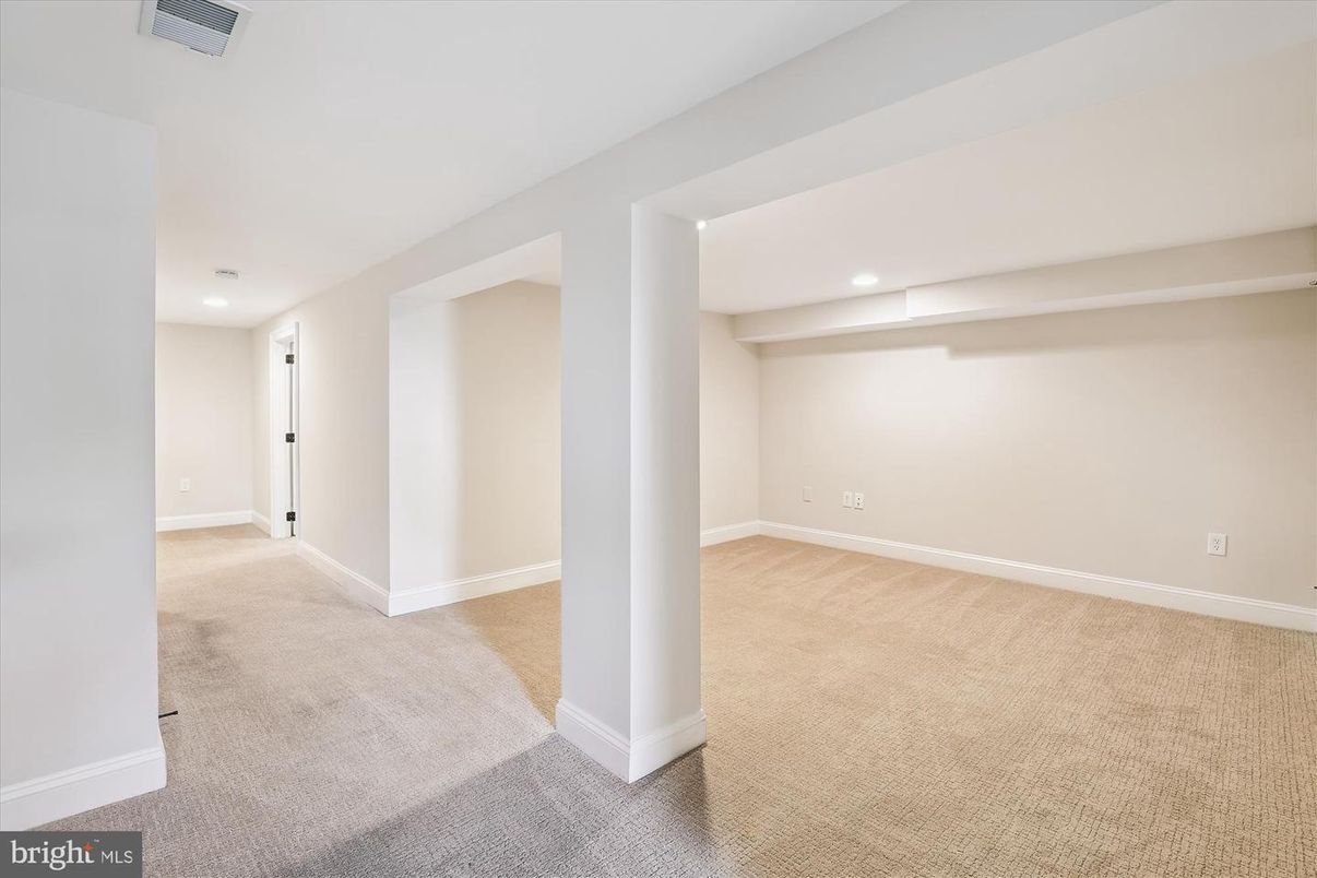 Empty room, Interior, Recessed Lighting
