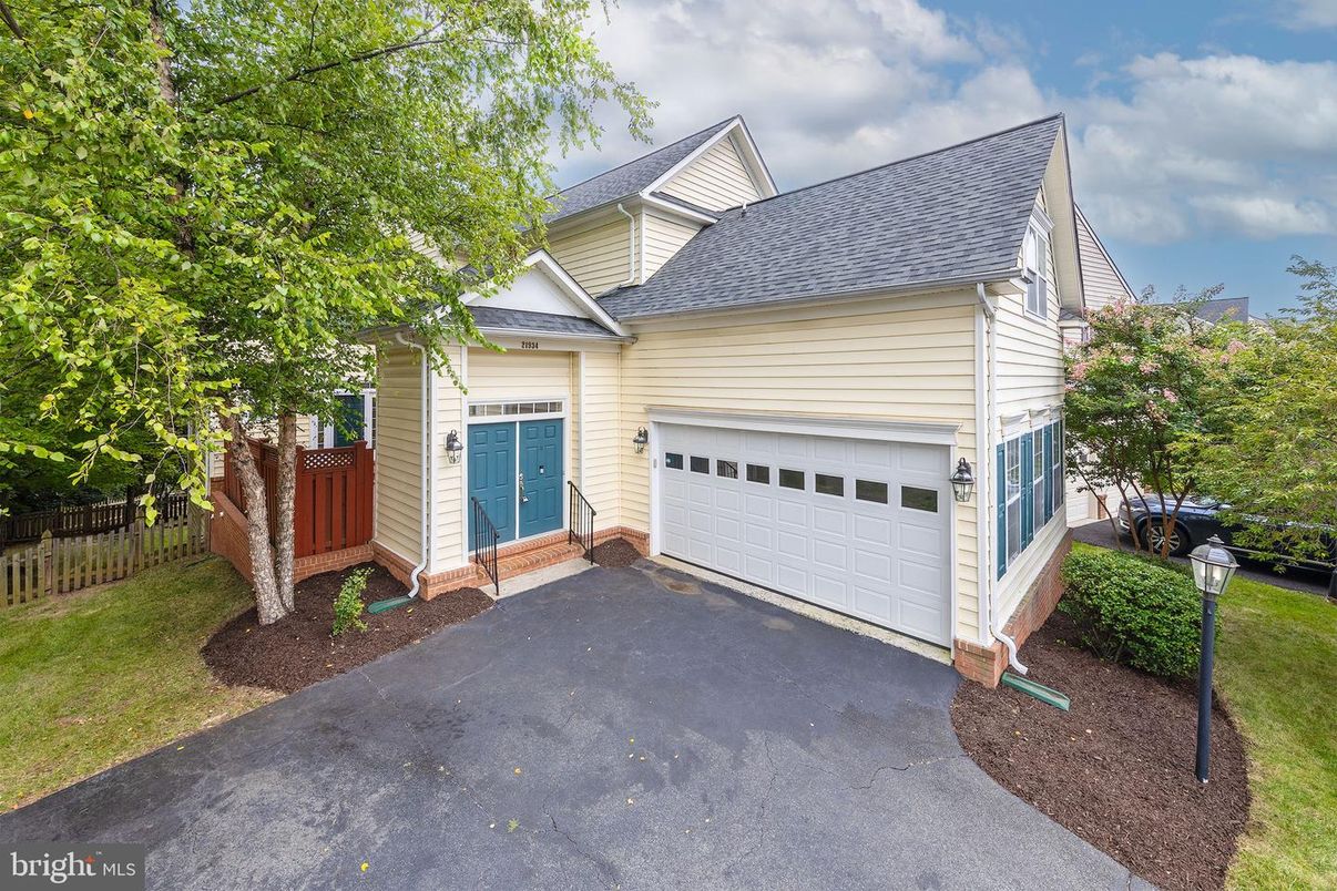 Attached, Exterior, Facade, Cape Cod