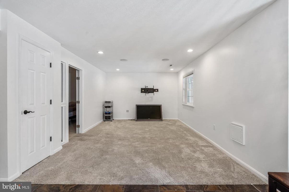 Empty room, Interior, Recessed Lighting