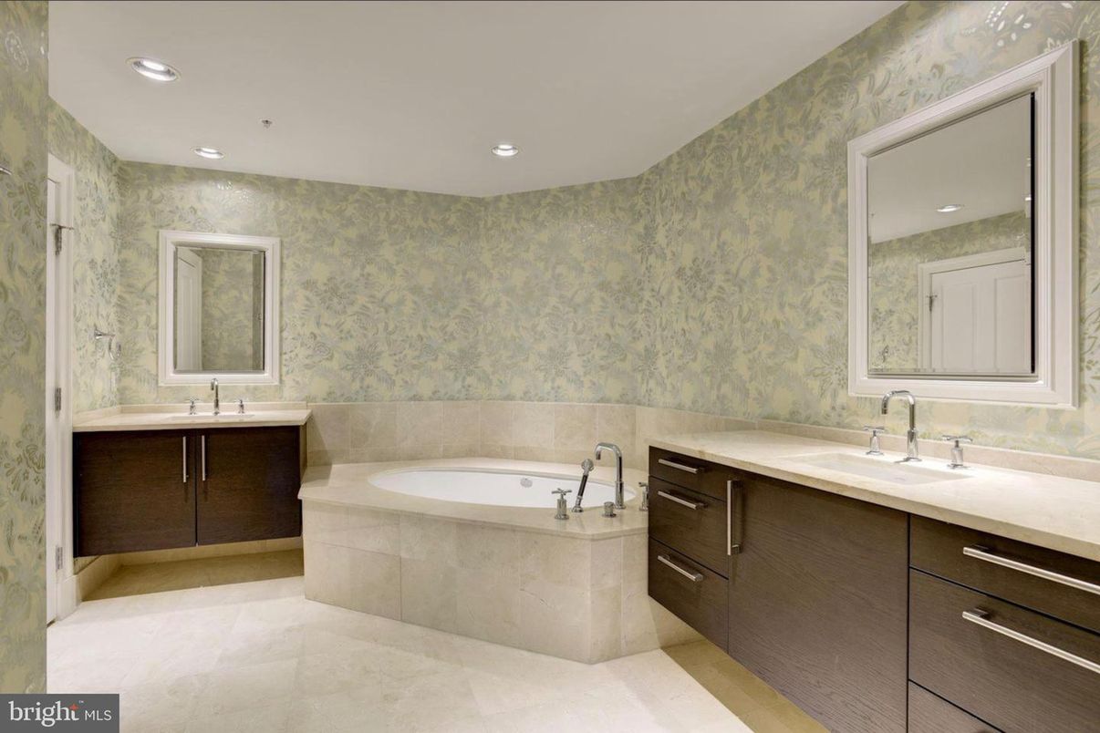 Bathroom, Dual Sink Vanities, Interior, Recessed Lighting