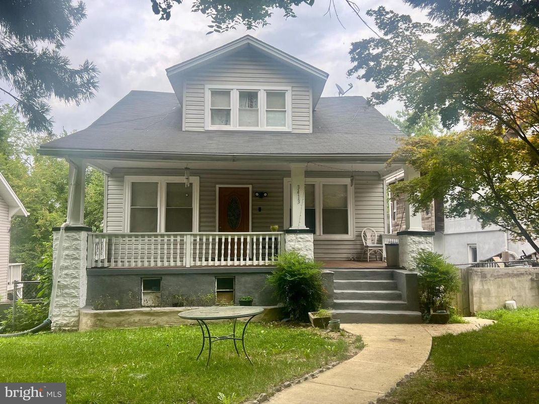 Exterior, Facade, Queen Anne Victorian
