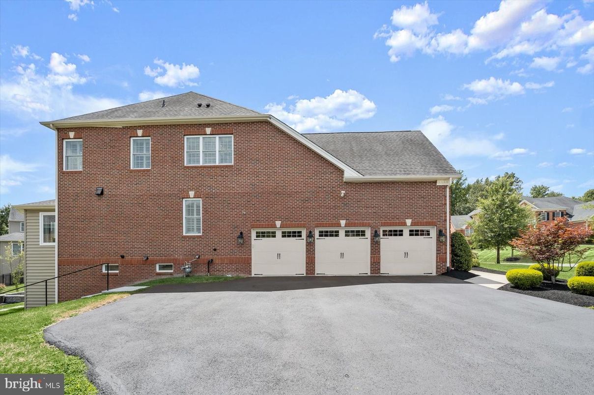 Attached, Exterior, Facade, Brick Facade, Georgian