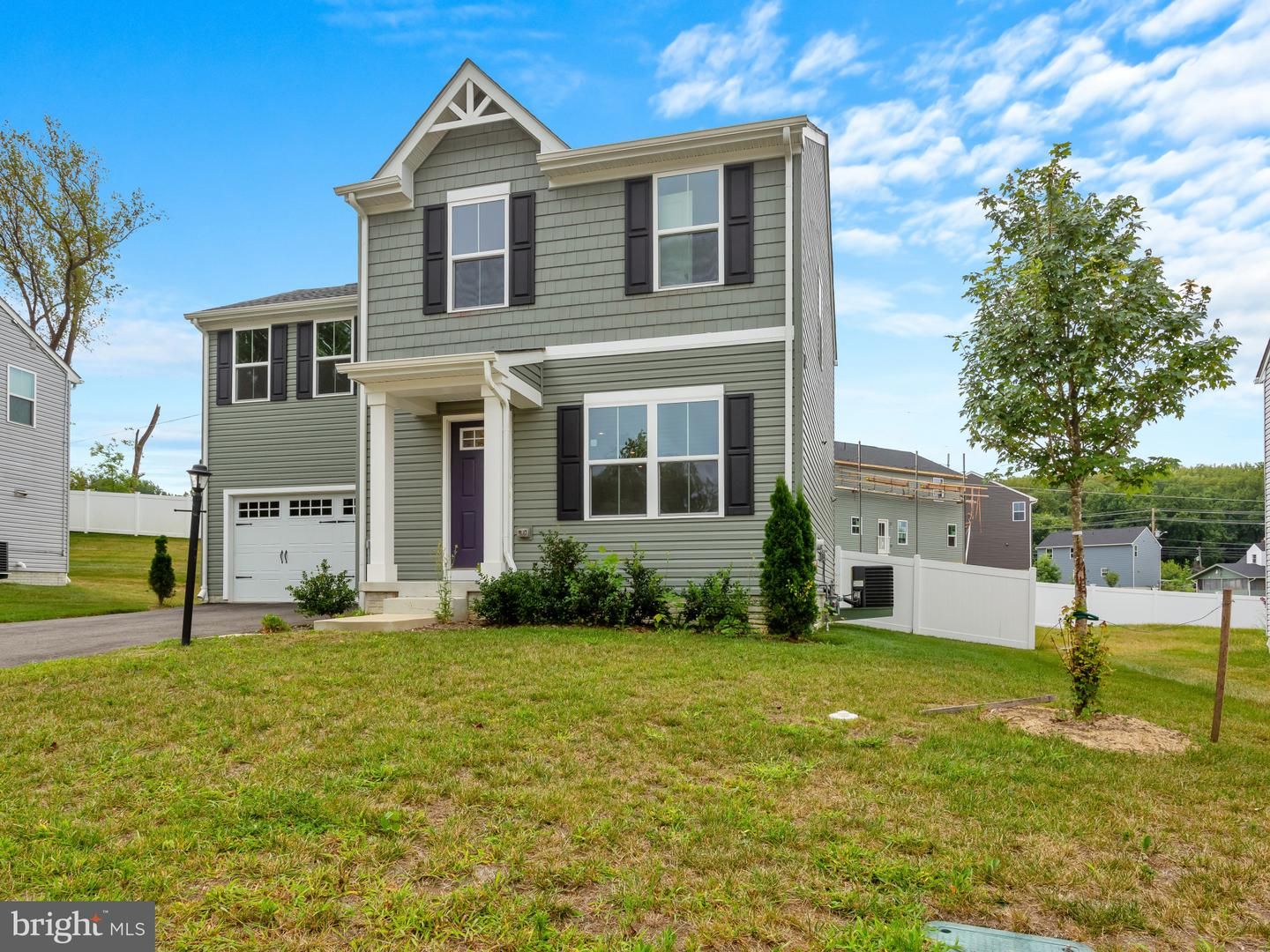 Attached, Exterior, Facade, Split Level