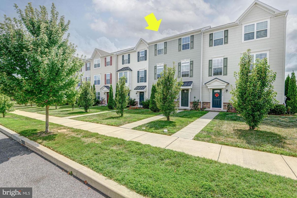 Exterior, Facade, Rowhouse