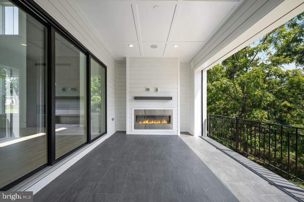 Fireplace, Interior, Recessed Lighting