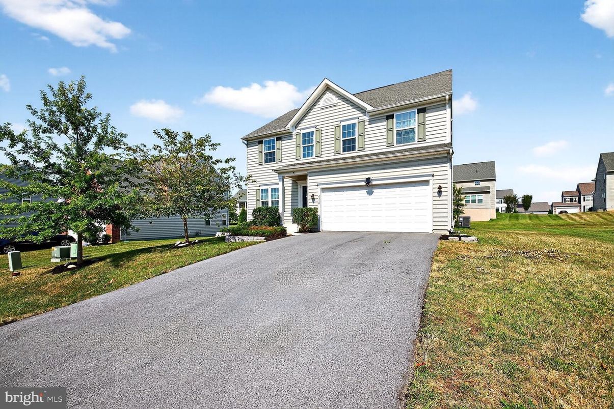 Attached, Exterior, Facade, Farmhouse