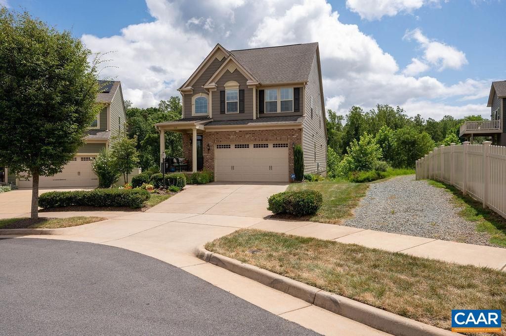 Attached, Exterior, Facade, Queen Anne Victorian