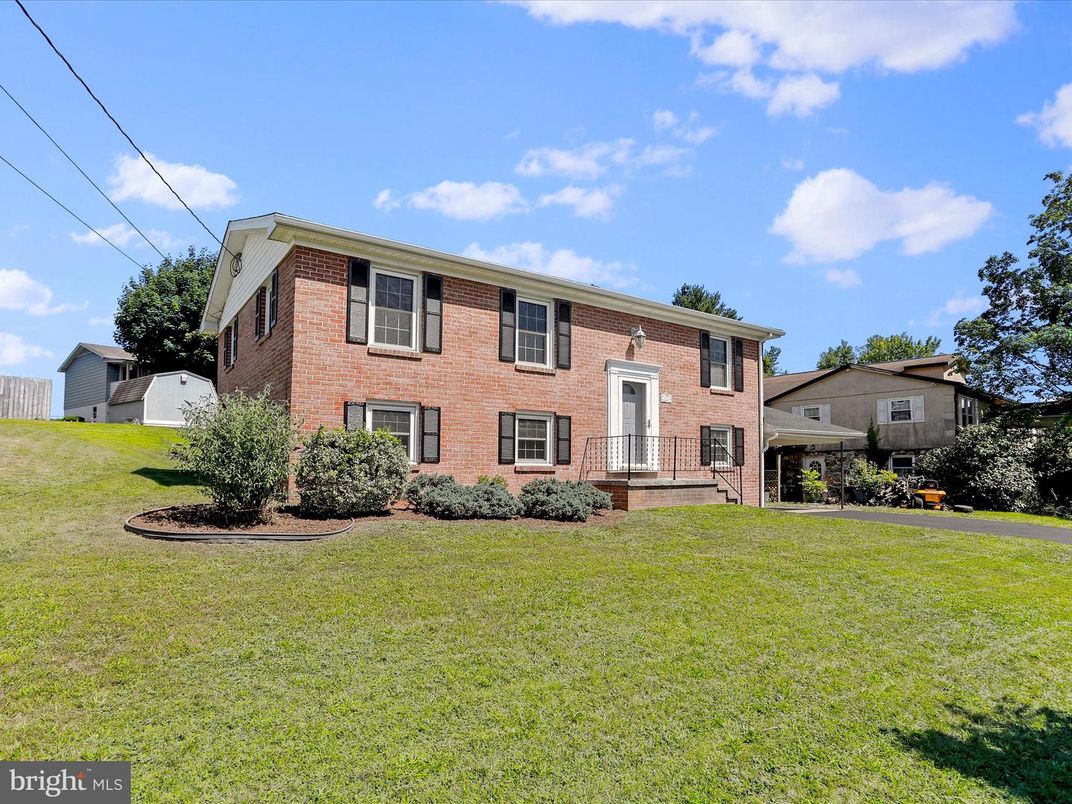 Backyard, Exterior, Facade, Brick Facade, Georgian