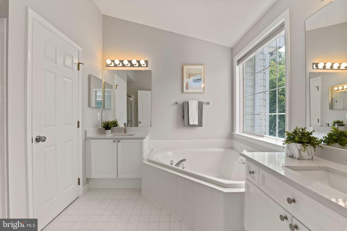 Bathroom, Dual Sink Vanities, Interior