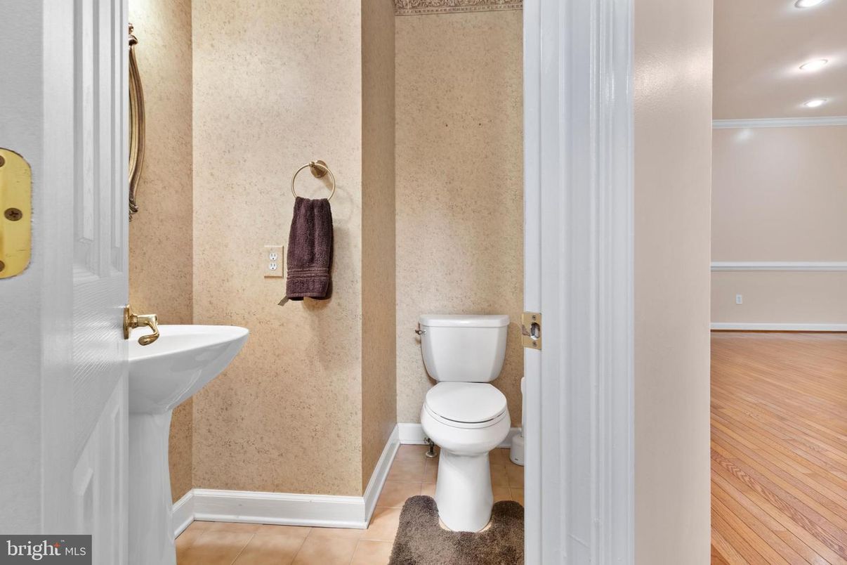 Bathroom, Interior, Recessed Lighting, Wood Texture Flooring