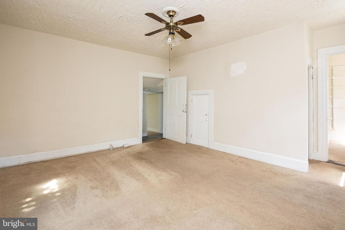 Empty room, Interior