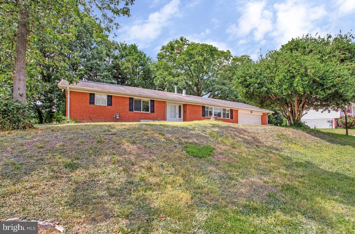 Attached, Exterior, Facade, Brick Facade, Ranch