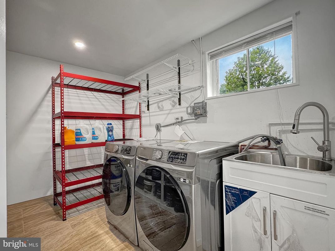 Interior, Recessed Lighting, Washer, Wood Texture Flooring
