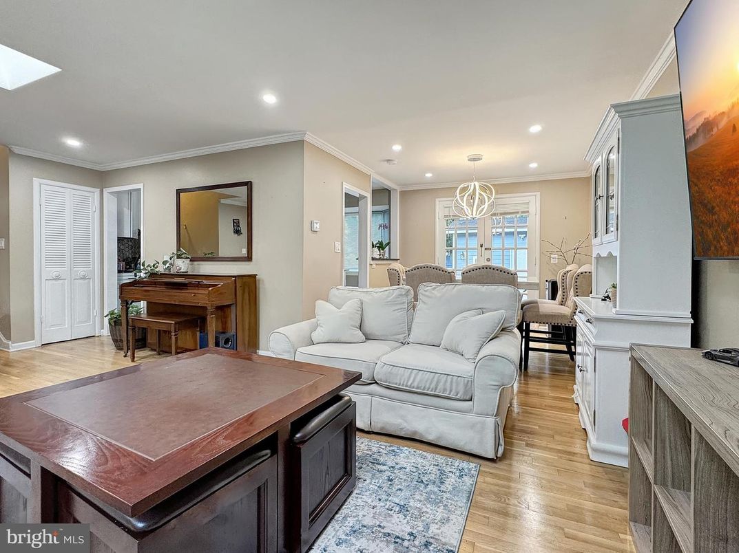 Chandelier, Interior, Living room, Piano, Recessed Lighting, Wood Texture Flooring