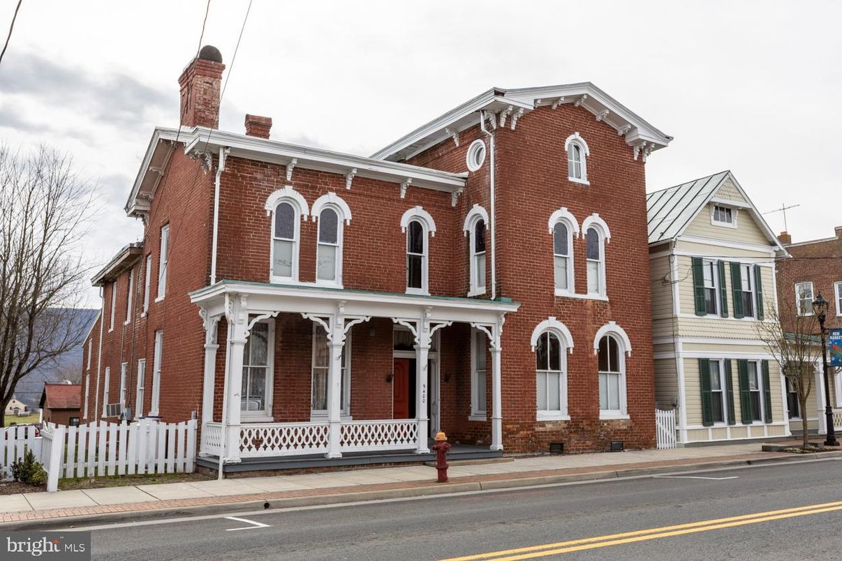 Exterior, Facade, Brick Facade, Rowhouse