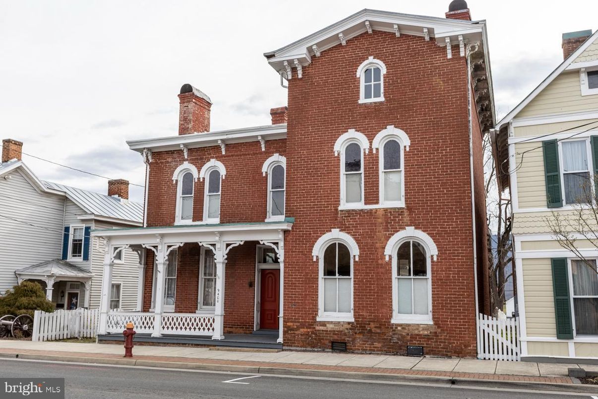 Exterior, Facade, Brick Facade, Rowhouse