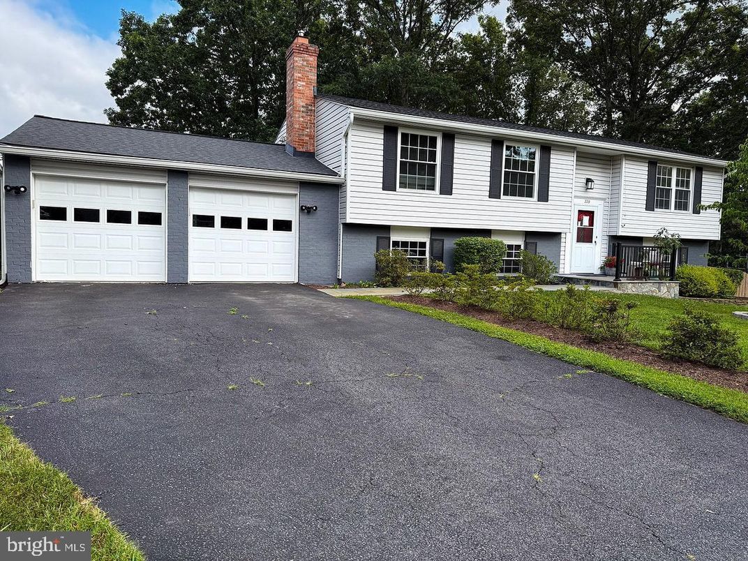 Attached, Exterior, Facade, Raised Ranch