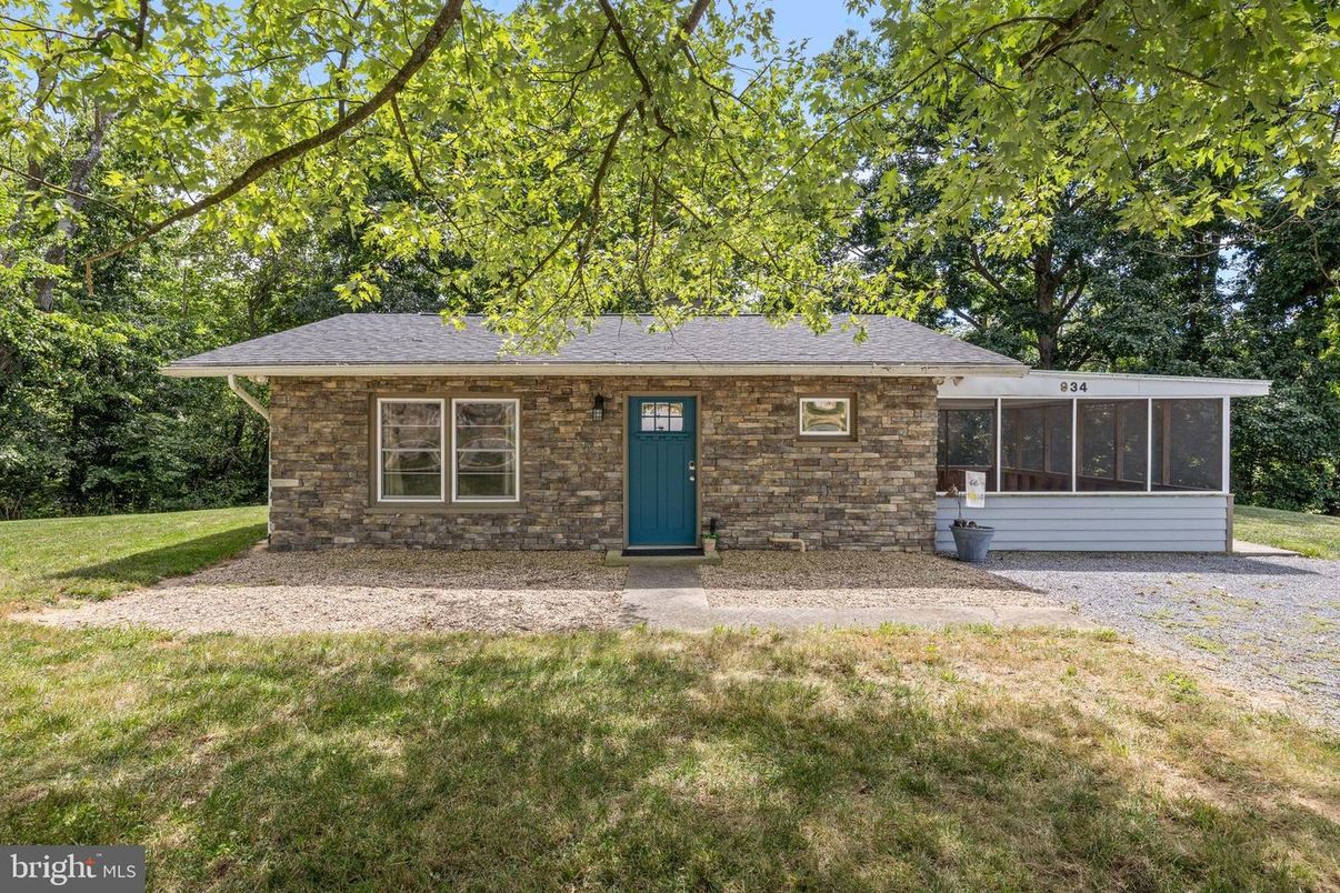 Exterior, Facade, Brick Facade, Ranch